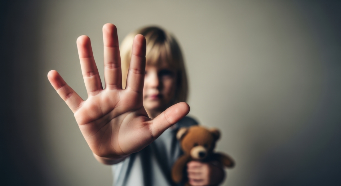 Kind zeigt Stopp-Geste mit der Hand zum Schutz vor Gewalt und Missbrauch. Kinderschutz, Prävention und soziale Hilfe Konzept.